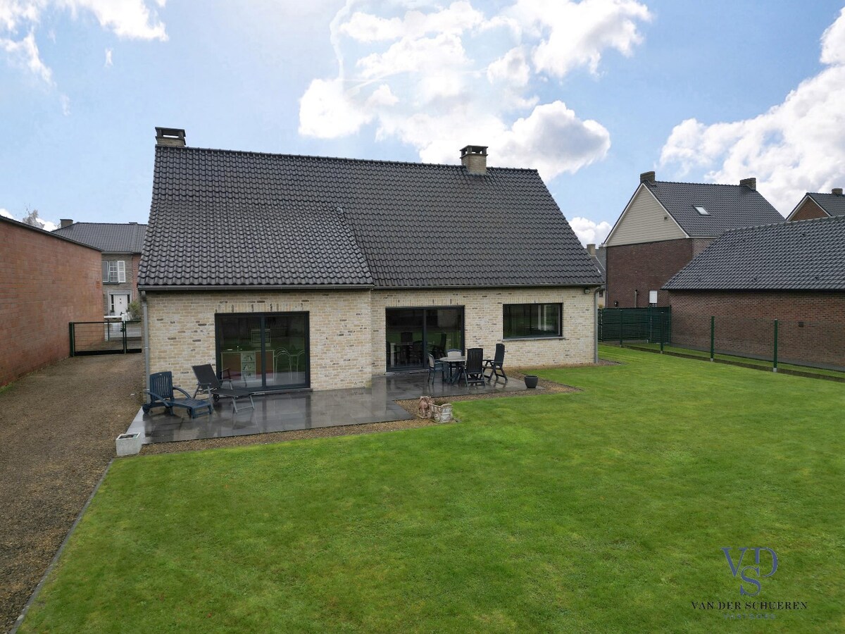 Tijdloze vrijstaande villa op ruim perceel 