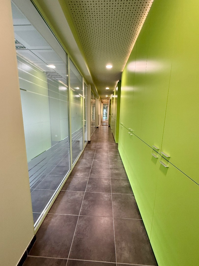 Modern handelpand/kantoor in centrum Oostakker (Gent) 