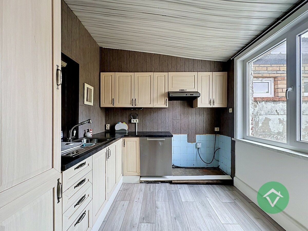 Op te frissen gezinswoning met vier slaapkamers, inpandige garage te Koekelare 