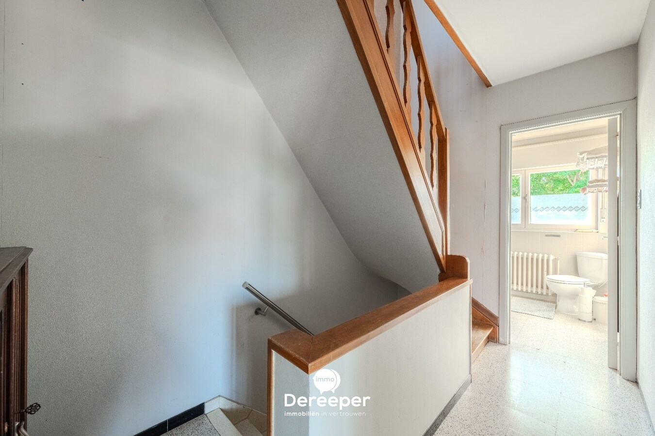 Op te frissen halfopen bel-etagewoning met tuin, garage en 4 slaapkamers 