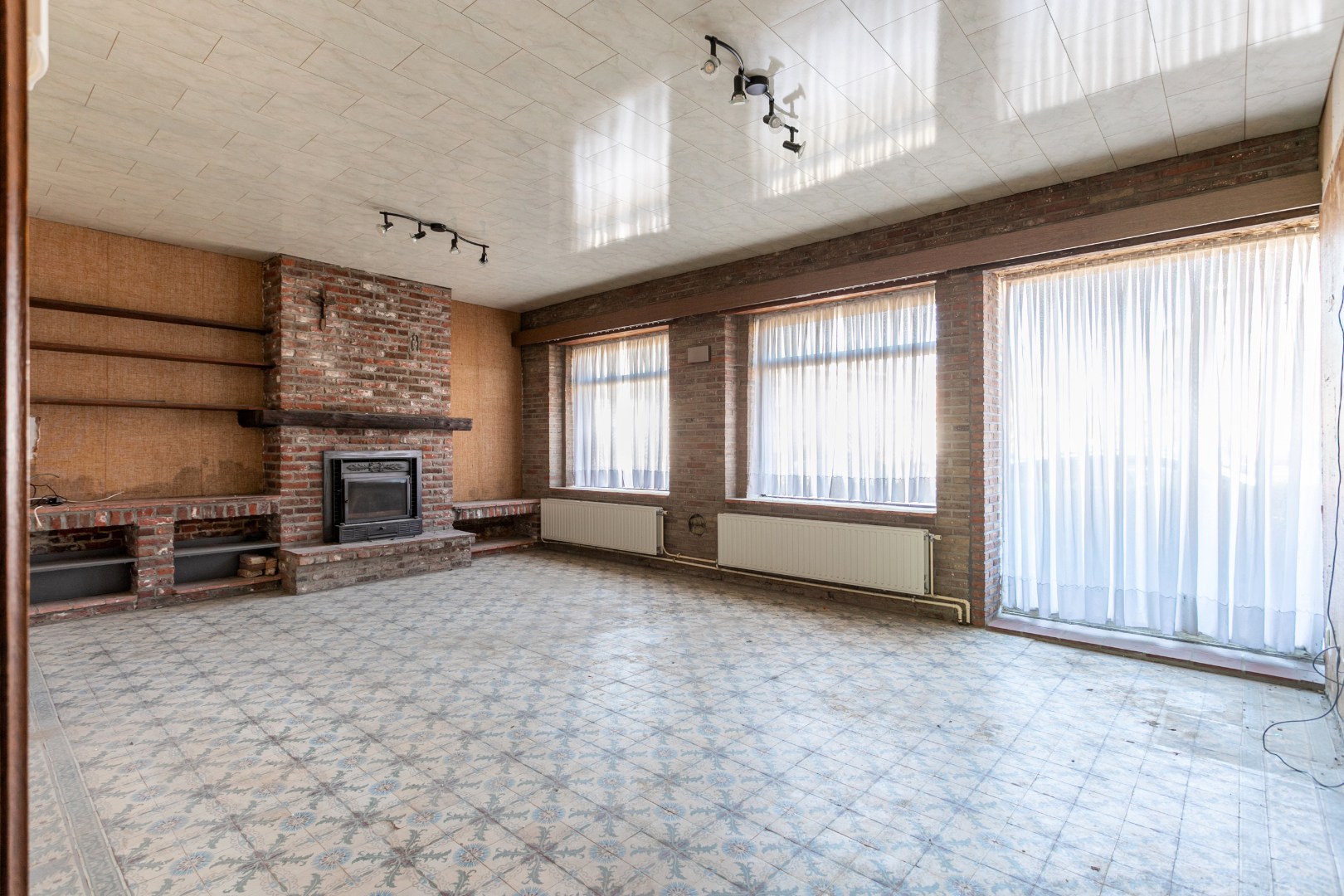 Te renoveren eigendom (317 m²) met veel potentieel, ruime tuin (6a 42ca) en dubbele achterliggende carport met toegang tot de achterliggende straat in Kester 