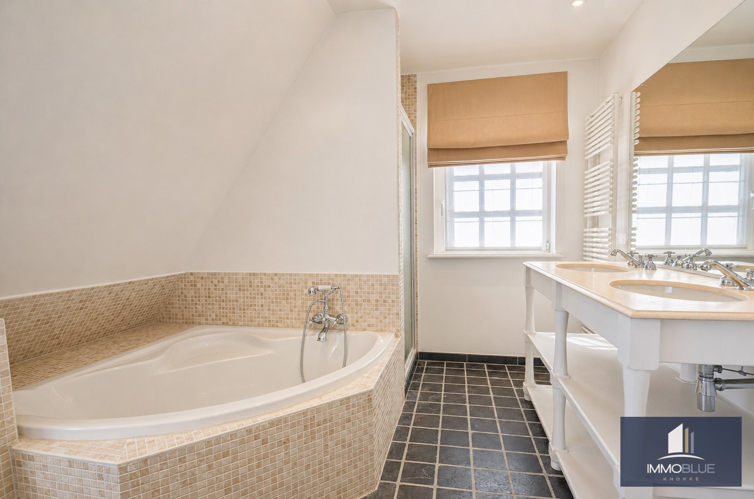 Tijdloze villa met uitzonderlijke vergezichten op een residentiële locatie. 