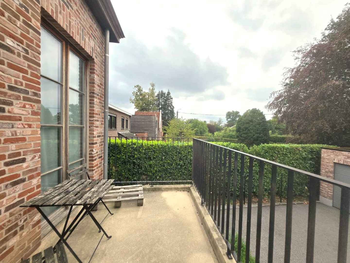 Ruim hoek appartement op de eerste verdieping in het dorp van Bachte-Maria-Leerne. 
