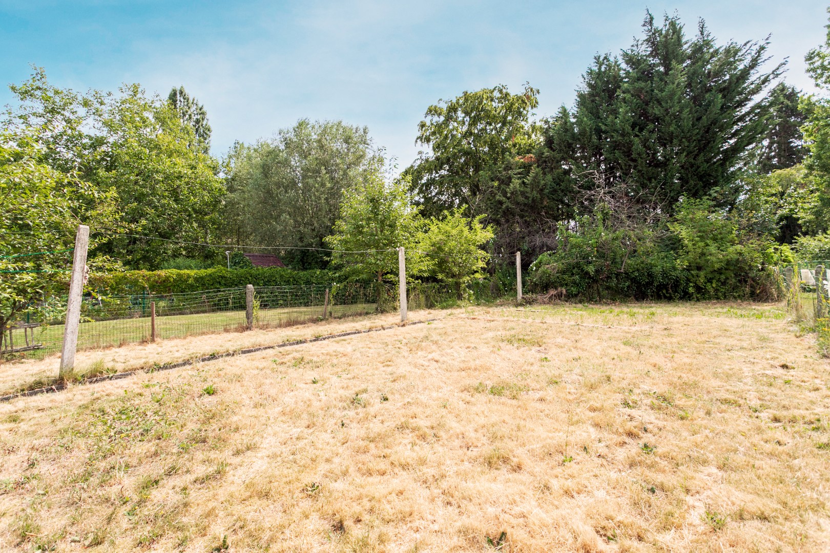 Op te frissen 3-gevel woning met 3 slpk te Halle 