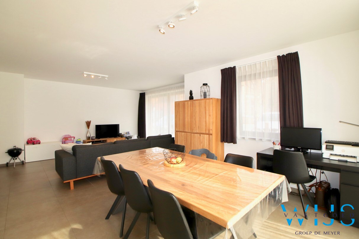 Energiezuinig GELIJKVLOERS appartement in hartje Kluizen ! 