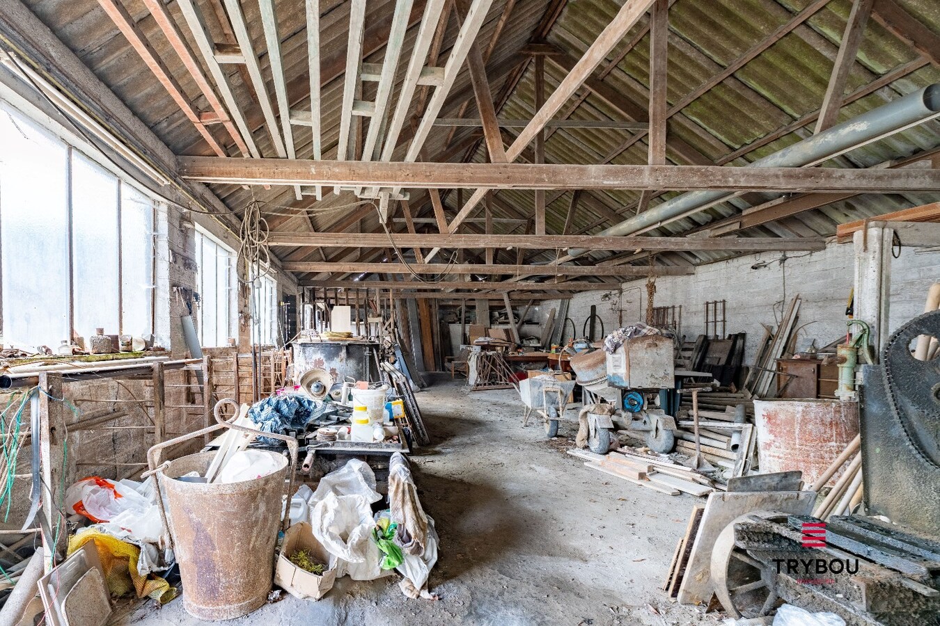 Ruime woning met loods en 4 garages – tal van mogelijkheden! 