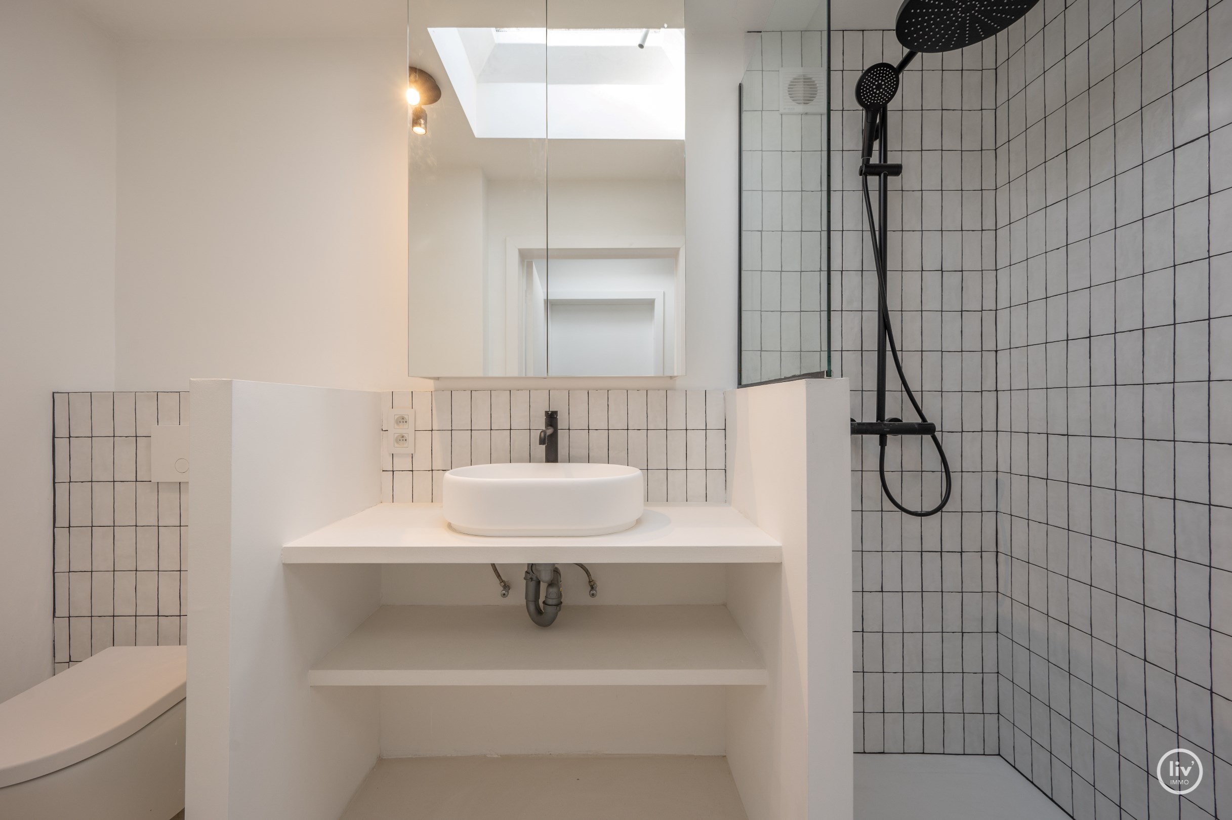 Ruim hoekappartement gelegen nabij de Lippenslaan, het station en Duinenwater. 