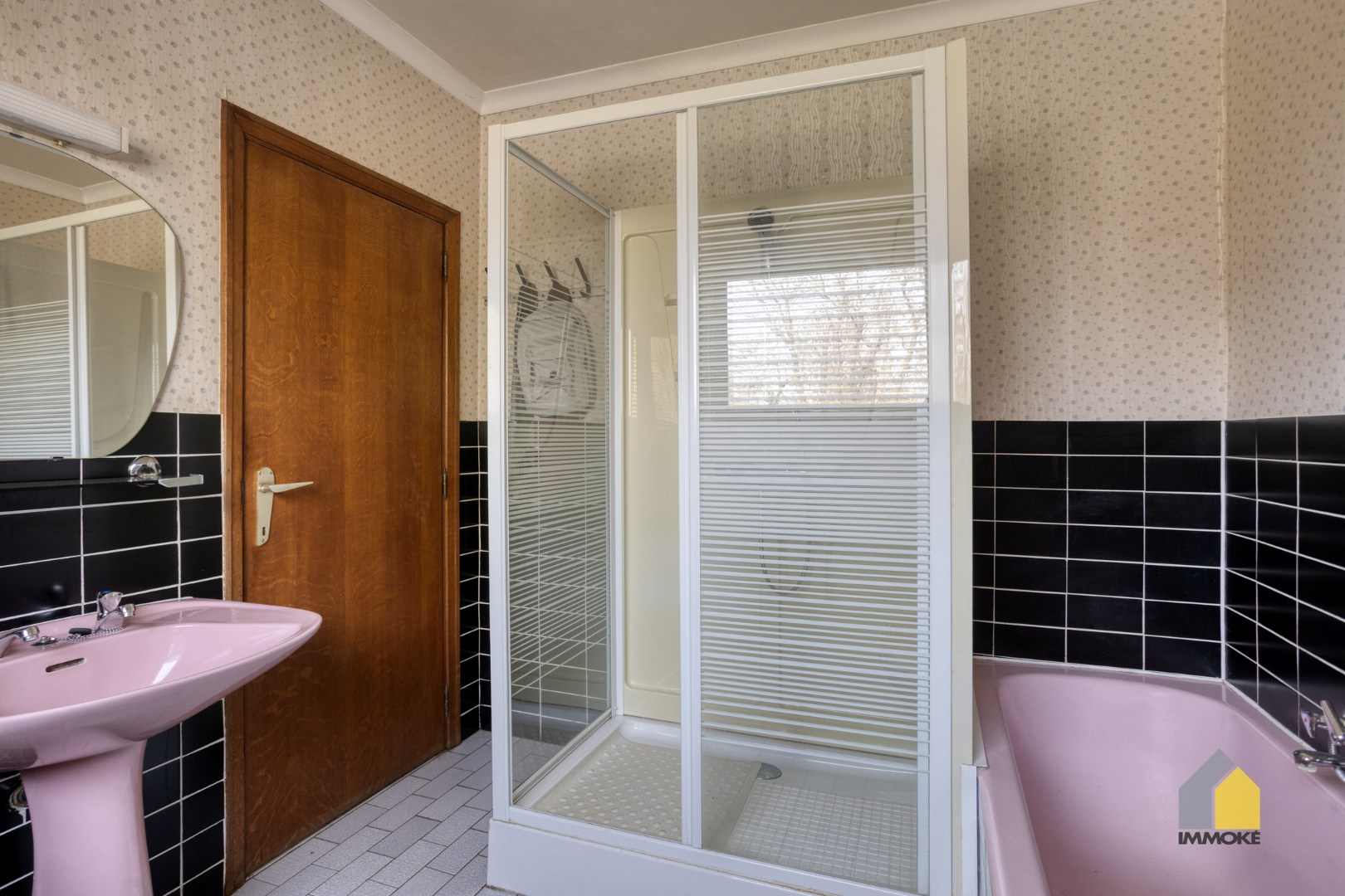 Te renoveren, statige woning op mooi perceel van 23 a 90 ca. 