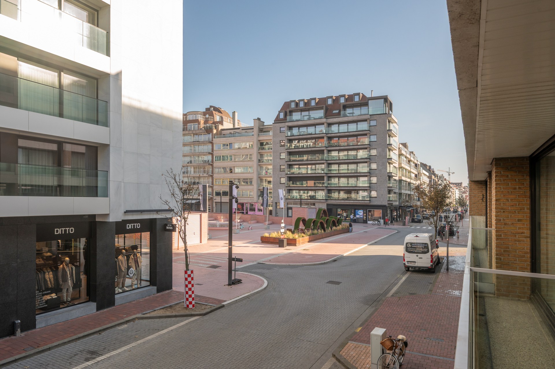 Exclusief gerenoveerd appartement met 3 slaapkamers te koop vlak bij het Albertstrand en het Lichtorenplein. 