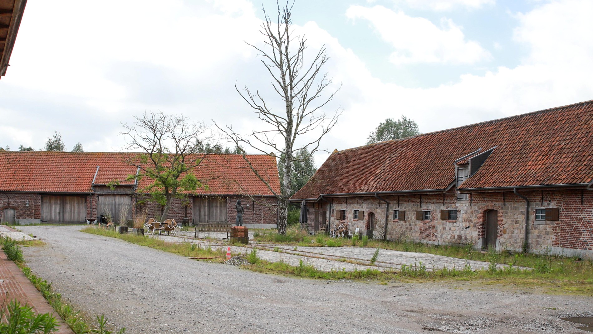 Authenthieke hoeve met bijgebouwen op een domein van ca 2,3 hectare 