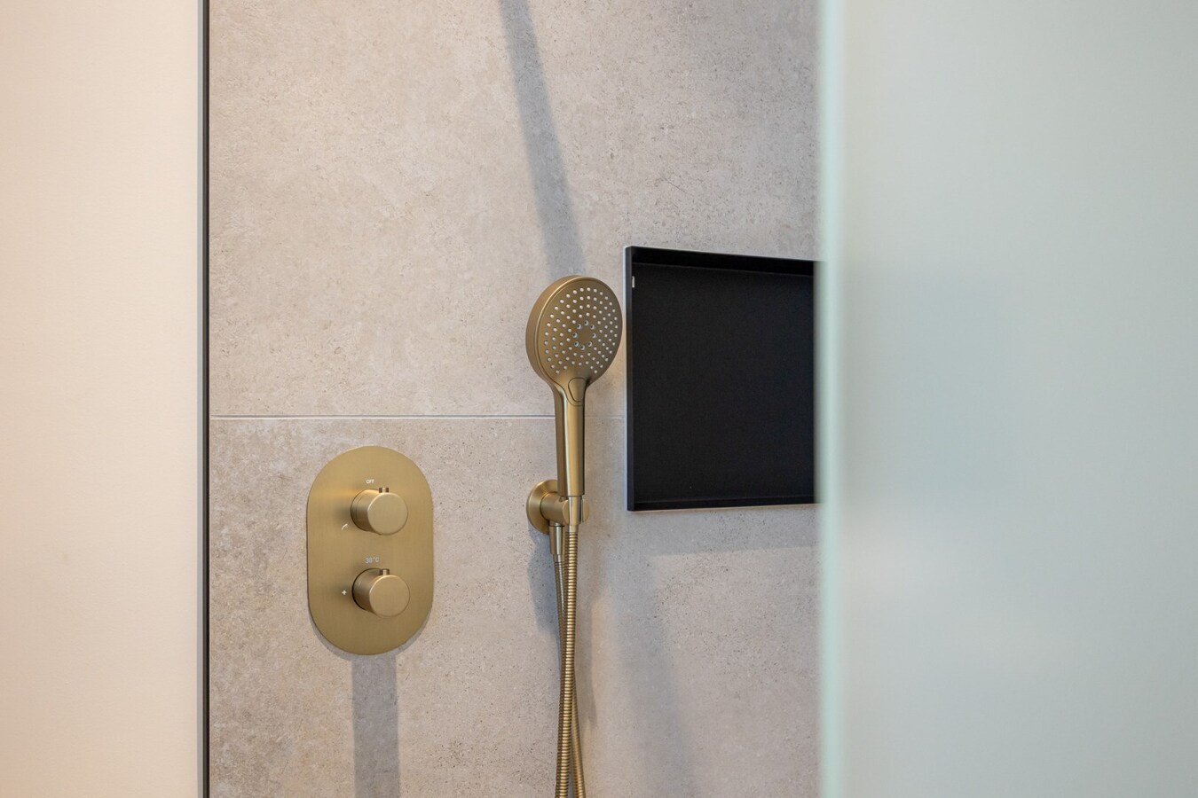 Kwaliteitsvol gerenoveerd appartement met 2 slpk en terras te Wilrijk! 