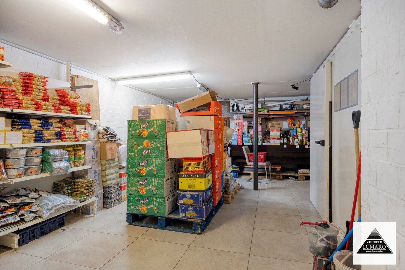 Handelsruimte 87 m² met opslag 64 m² en inpandige garage. 