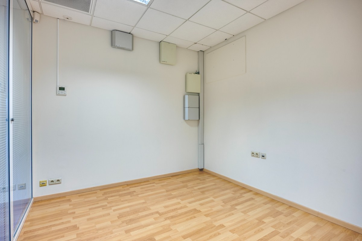 Kantoor te koop in het industriepark te Haasrode/Heverlee met 14 parkings - opp. 626 m² - verkoop van aandelen 