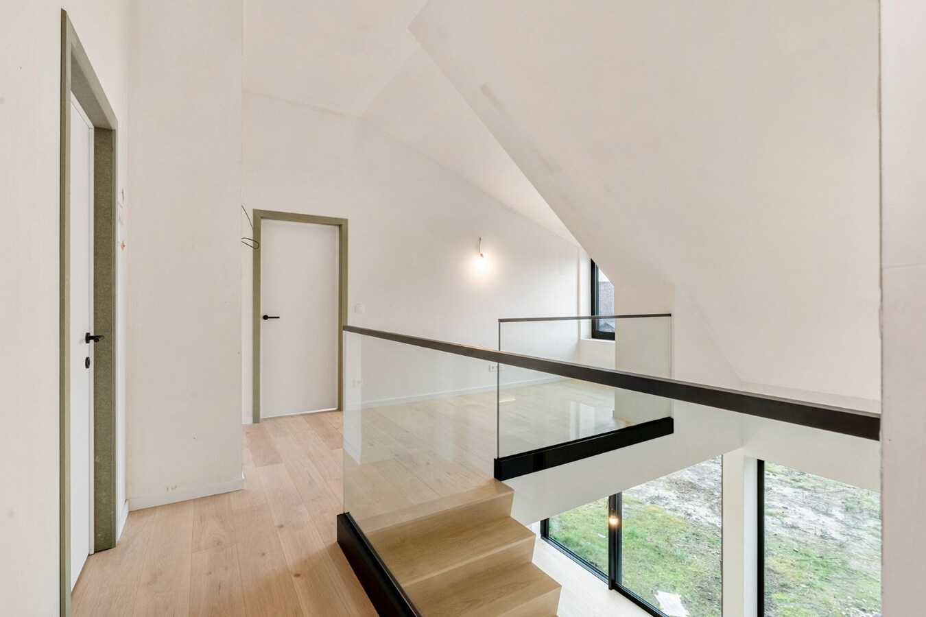 Exclusieve, volledig afgewerkte halfvrijstaande woning na transformatie van bestaande hoeve naar 2 BEN-woningen! 