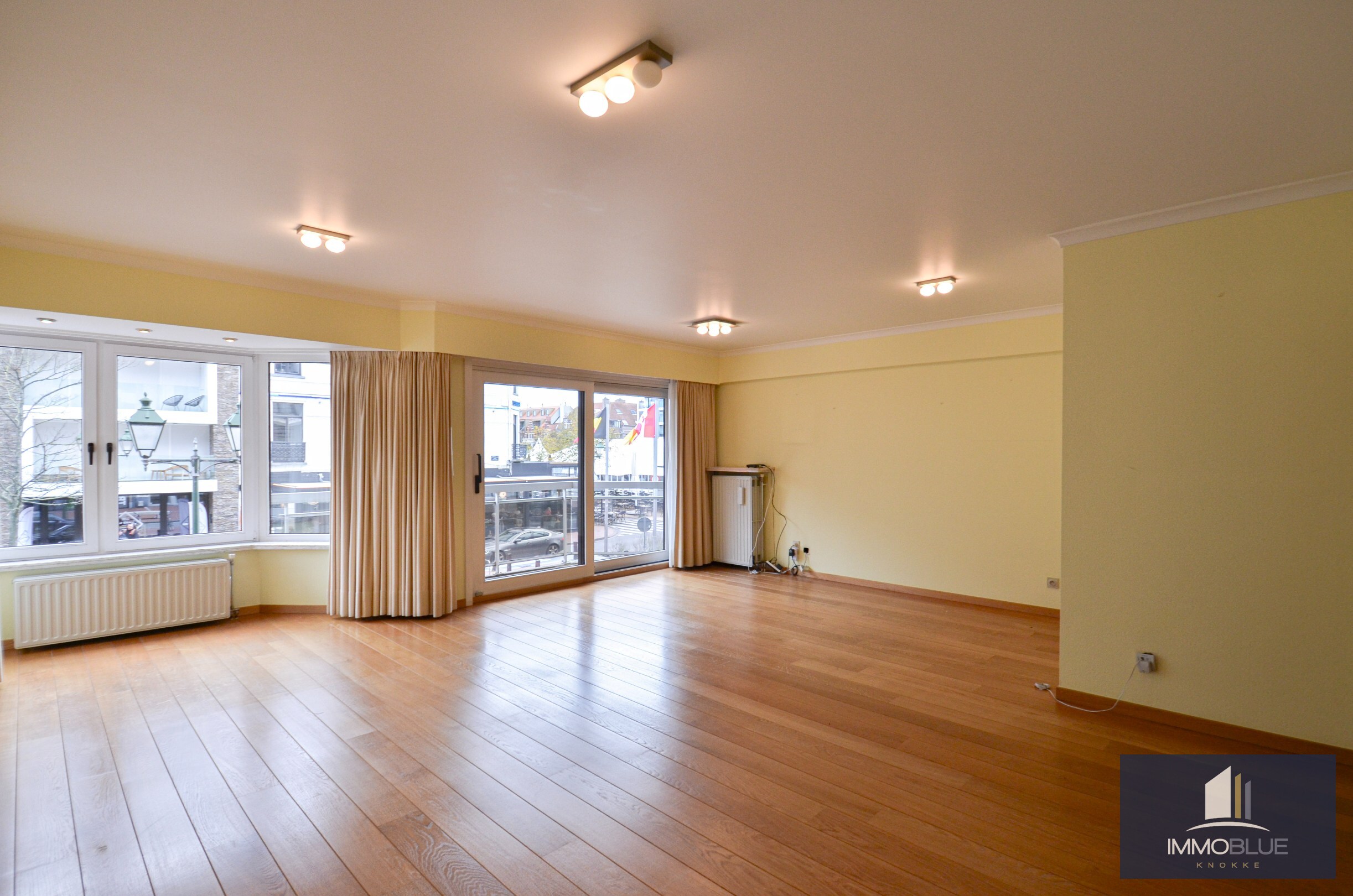 Lichtrijk hoekappartement met ruime terrassen gelegen in een klein residentie. 