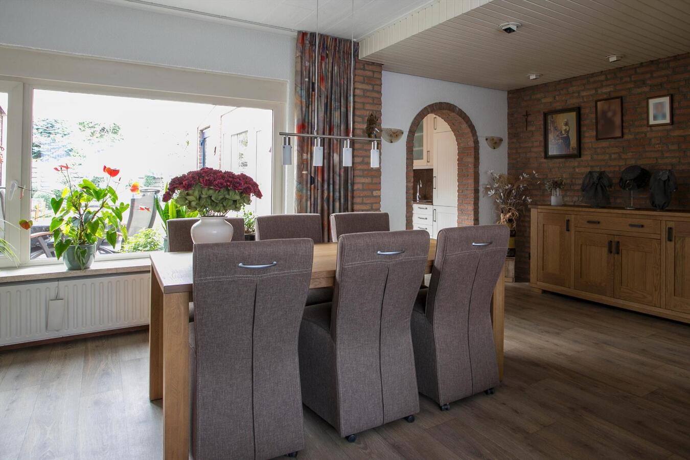 Nette 2-kapper met 4 slaapkamers en privacy biedende tuin gelegen op 346 m² ondergrond. 