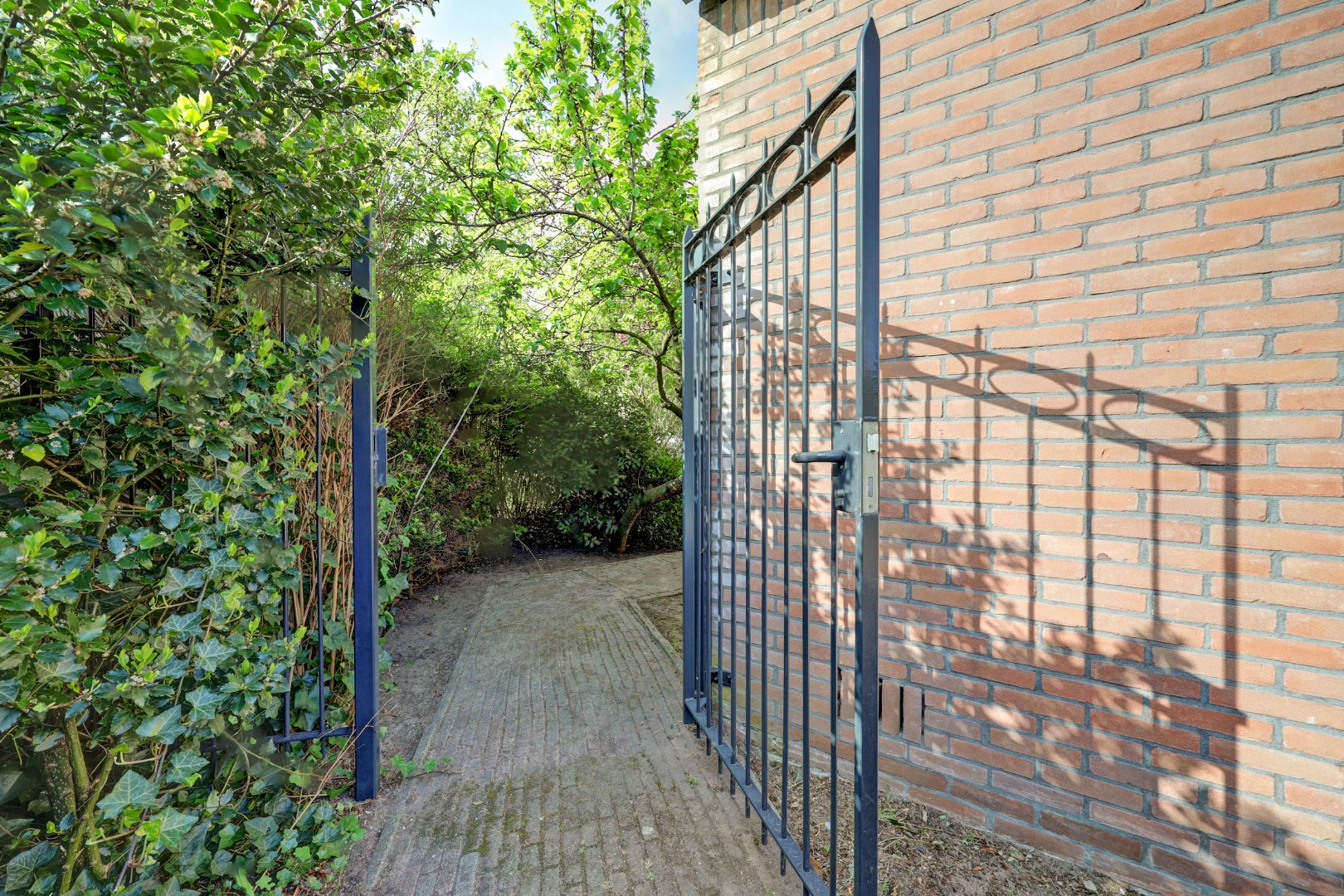 Ruime 5-kamer hoekwoning met aangebouwde garage op een kavel van maar liefst 297 m2 eigen grond! 