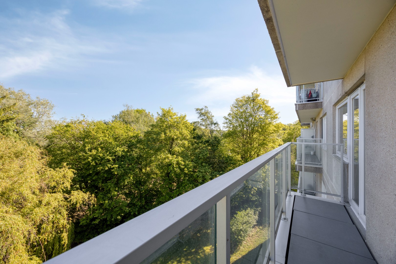 App. te huur met 2 slpk, 2 balkons, kelder en garagebox te Halle 