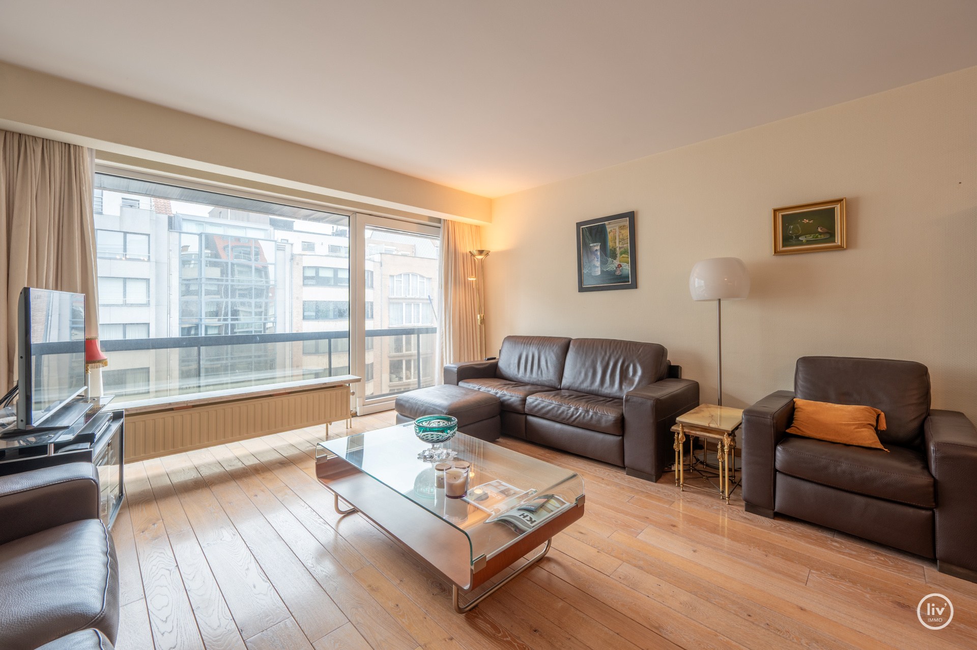 Aangenaam ruim 2 slaapkamerappartement met garage in het gebouw te Lippenslaan gelegen. 