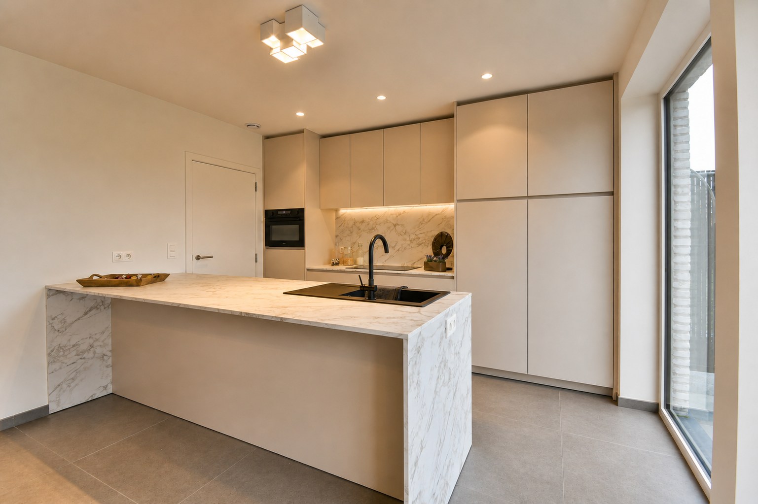 Moderne halfopen nieuwbouwwoning op 537 m² met landelijk verzicht op topligging te Torhout 