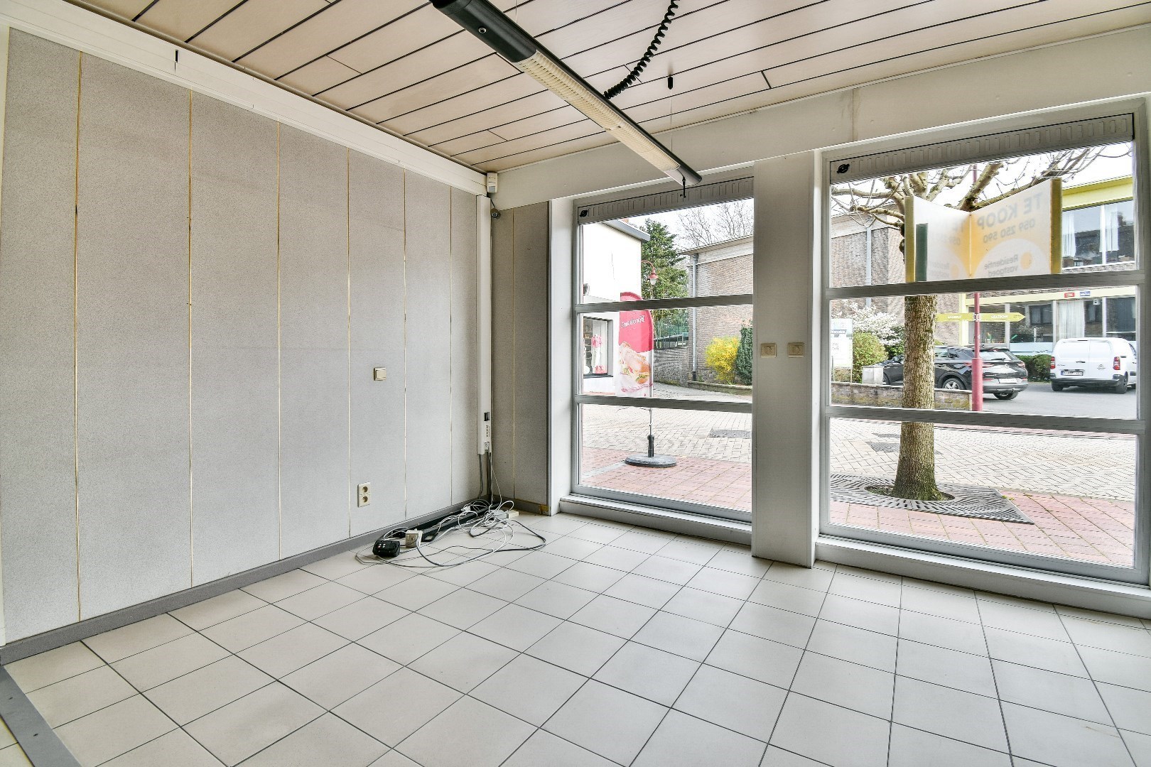 Commerciële handelsruimte/ kantoor / praktijkruimte met garage in het centrum van Lichtervelde! 