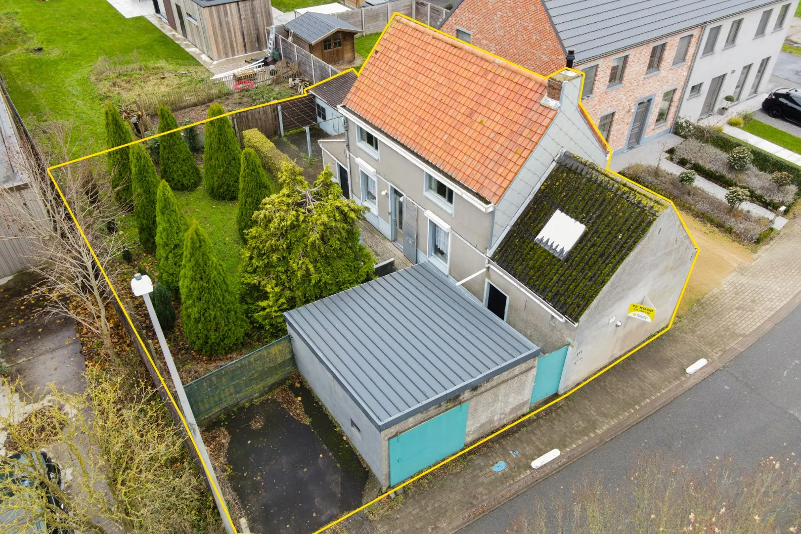 Te renoveren alleenstaande woning met garage