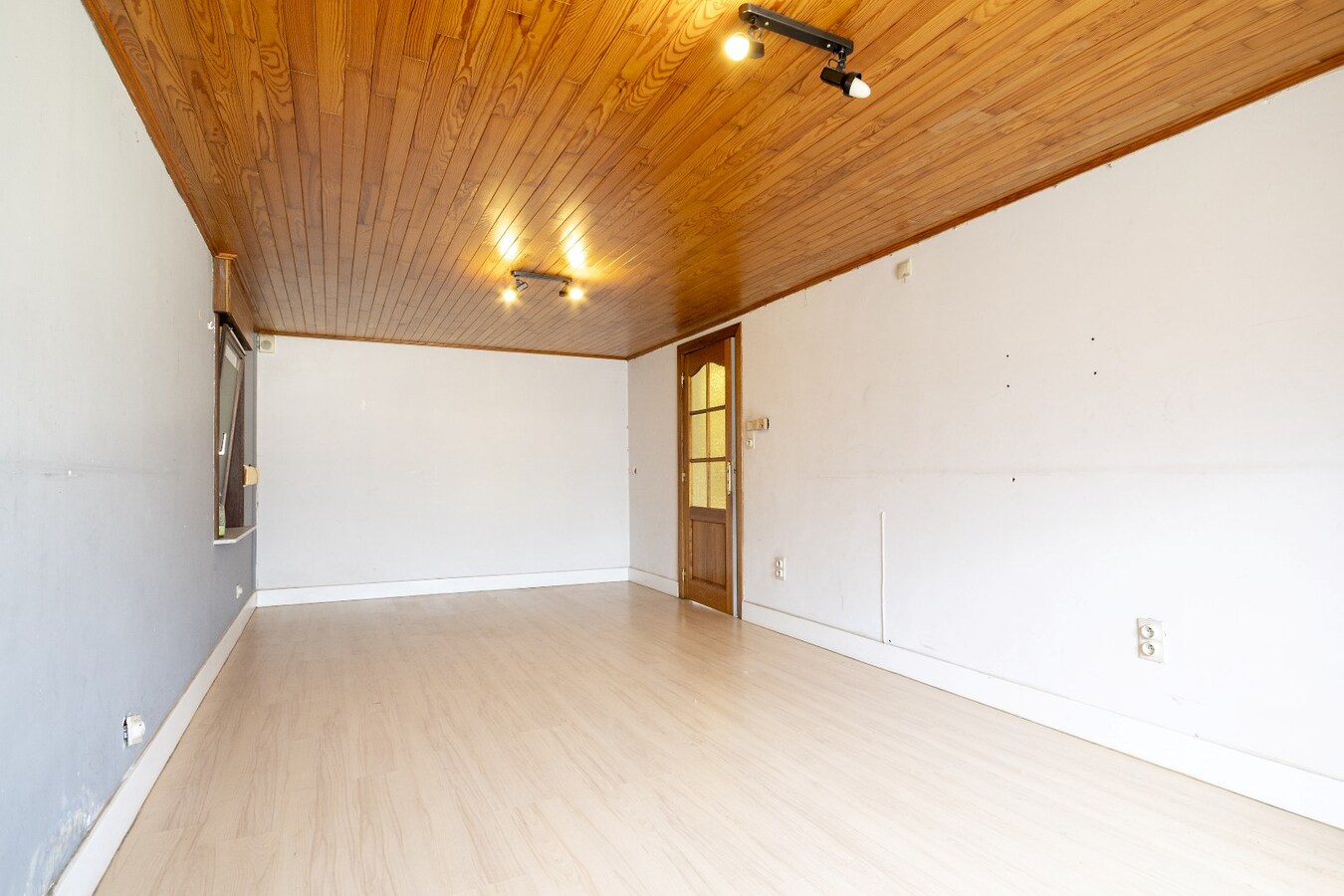 Charmante en ruime woning met grote tuin op 1.218 m² in het gezellige Lendelede met LOODS ! 