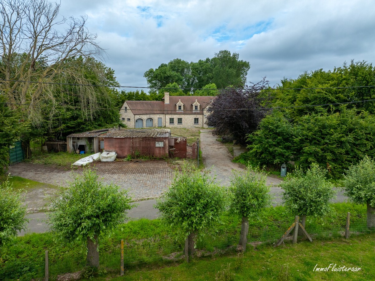 Hoogwaardige ruwbouwvilla met bijgebouw en weide 