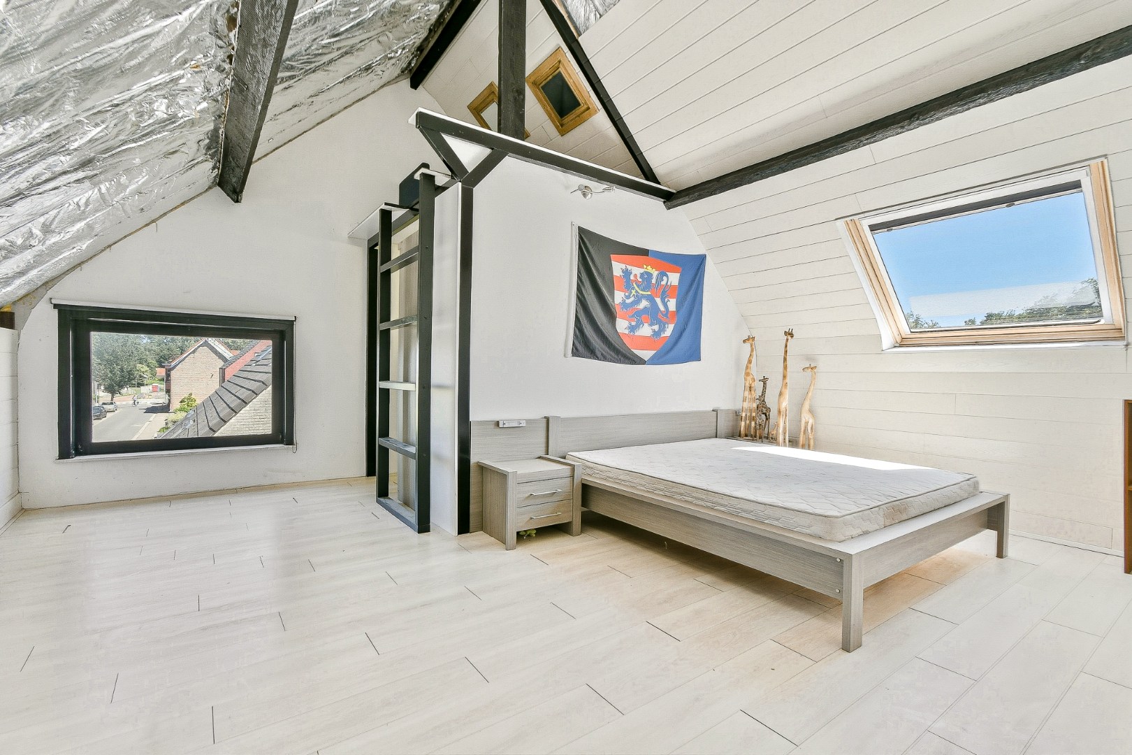 Woning met drie slaapkamers, garage en zonnige tuin 