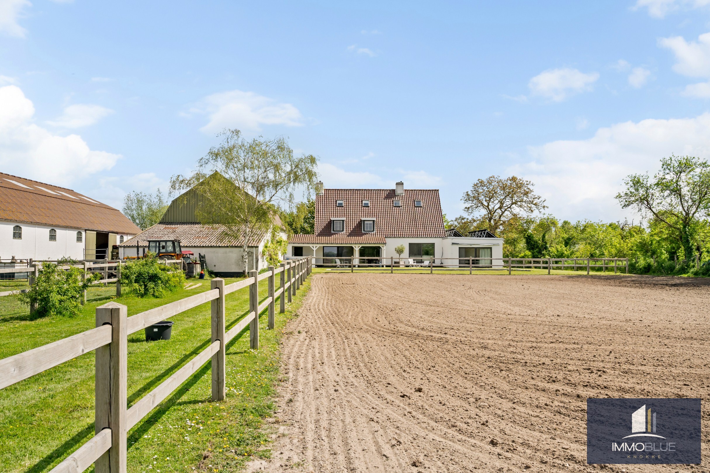 Domaine idylliquement situé avec maison rénovée, espace professionnel et installations équestres étendues. 