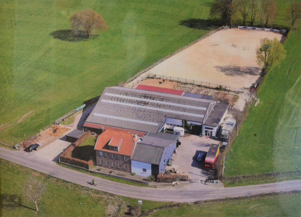 Splendide propriété avec piste couverte et boxes sur environ 1,3ha 