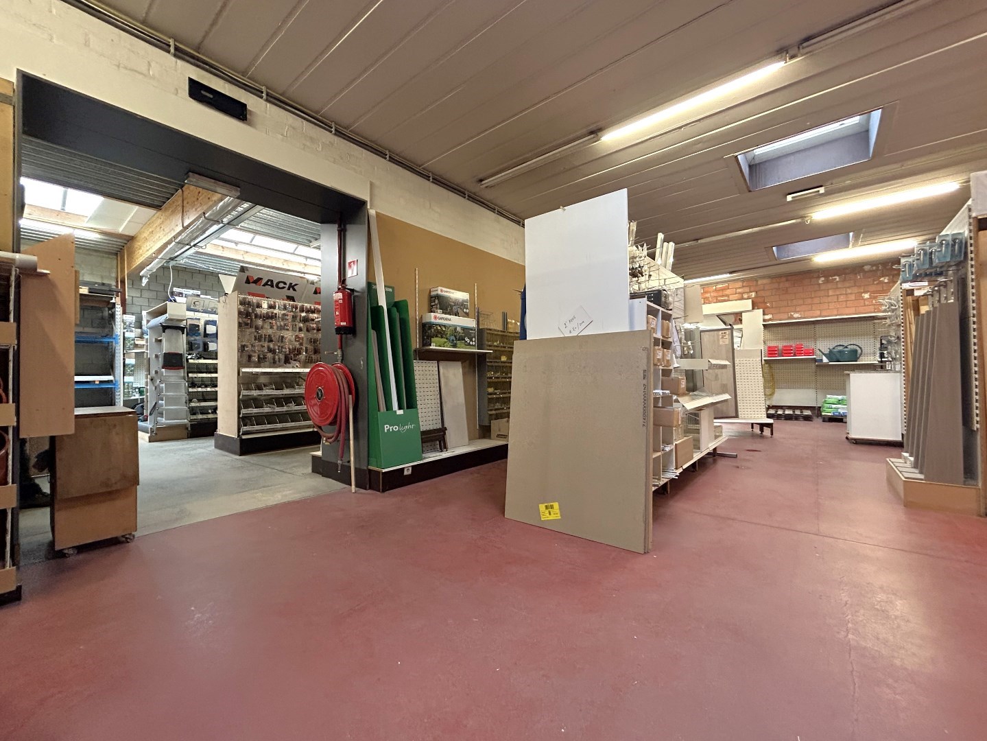 Handelsgelijkvloers op commerciële ligging in centrum Geel 