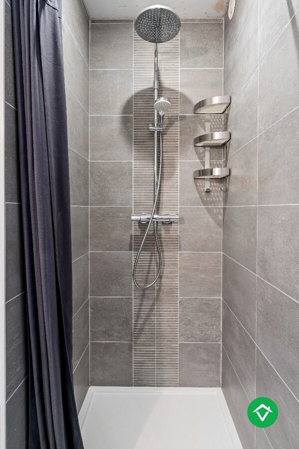 Recente woning (2011) met 3 slaapkamers, inpandige garage en vergezichten te Koekelare 