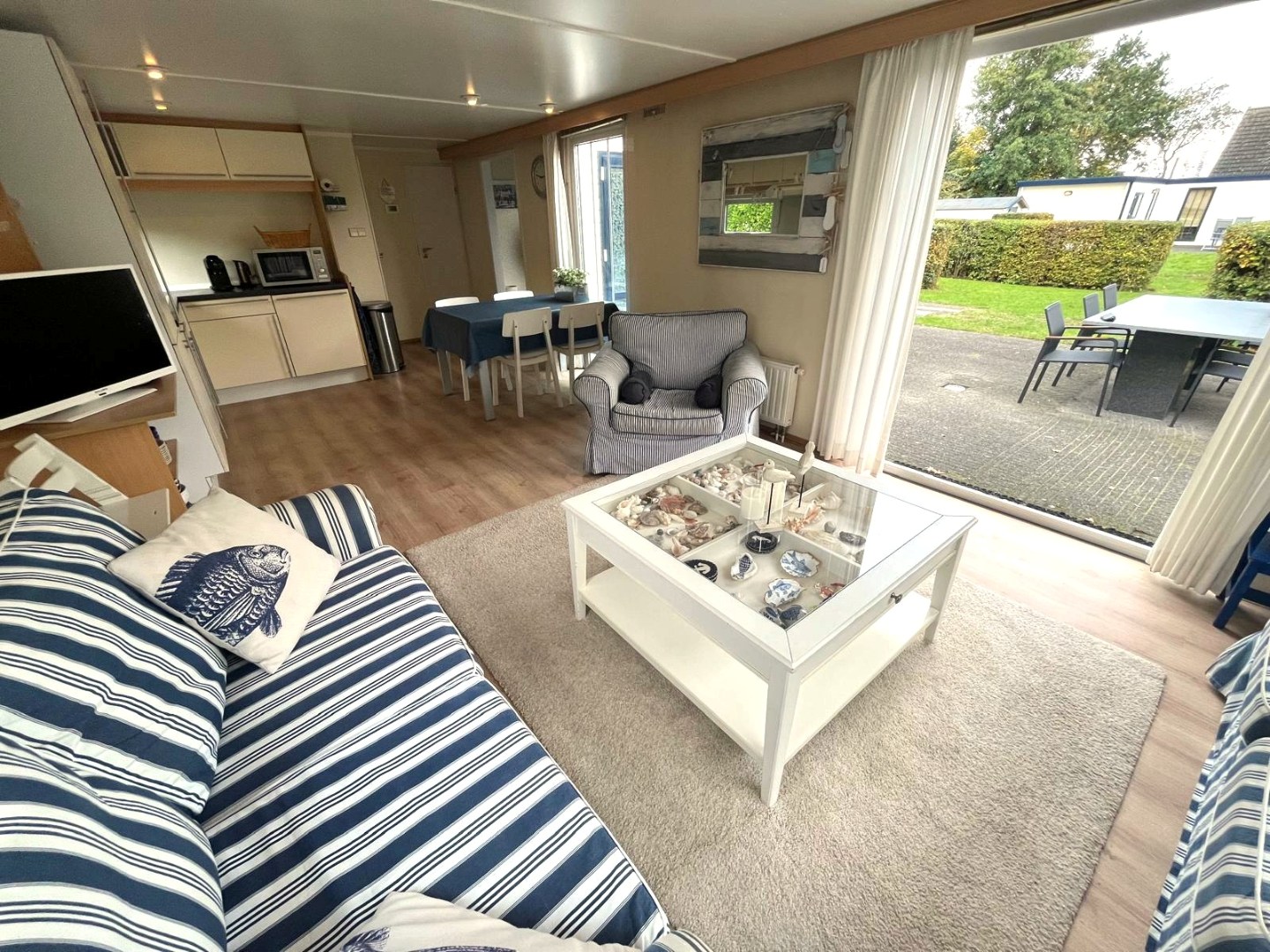 Leuke chalet (1999) met apart gastenverblijf, berging en royale tuin, op loopafstand van het Veerse Meer te koop! 