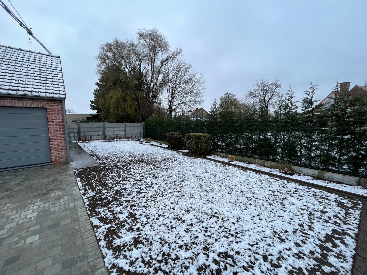 Bijzonder ruime, praktisch ingedeelde gezinswoning 