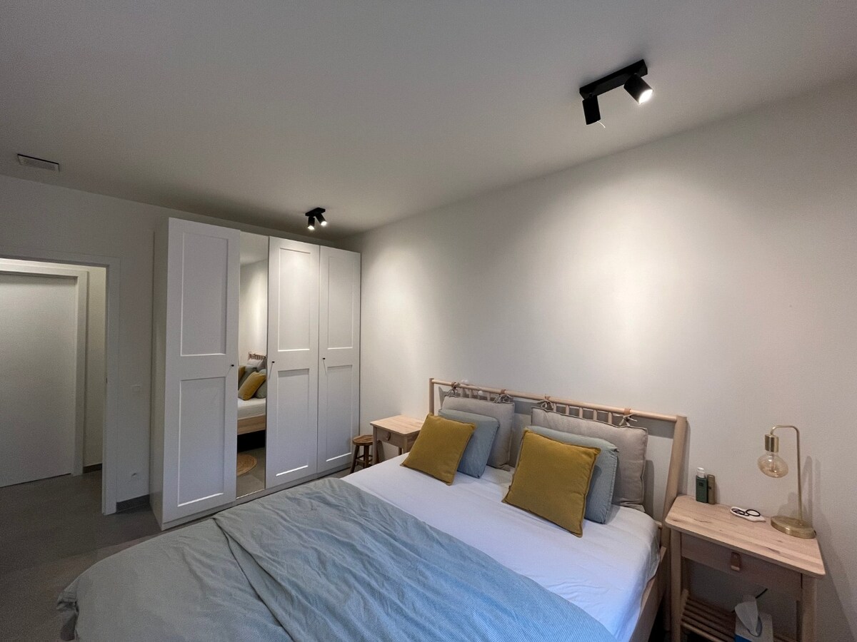 Recent, gelijkvloers 2-slpk-appartement 