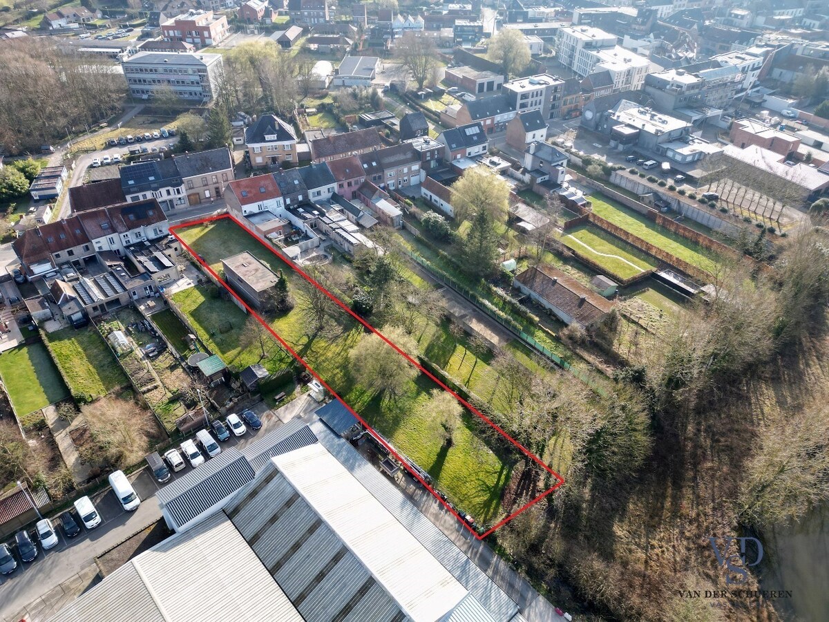 Bouwgrond voor Half Open met bijgebouw. 