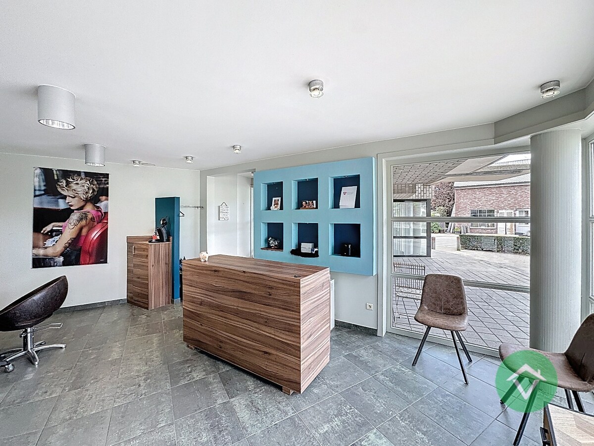 Volledig gerenoveerd handelspand met woonst en garage te Koekelare 