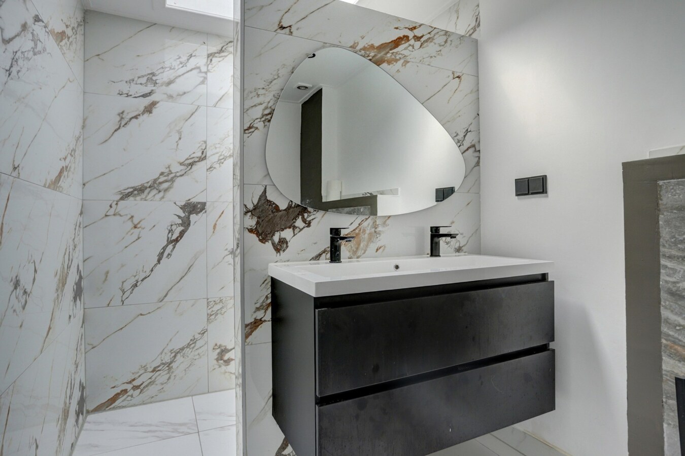 DIT BETREFT EEN WONING MET BIEDEN VANAF PRIJS  € 350.000 K.K. 