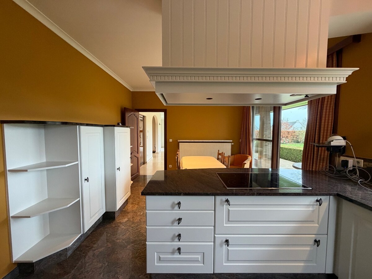 Ruime en rustig gelegen Spaanse villa te Dikkelvenne. 
