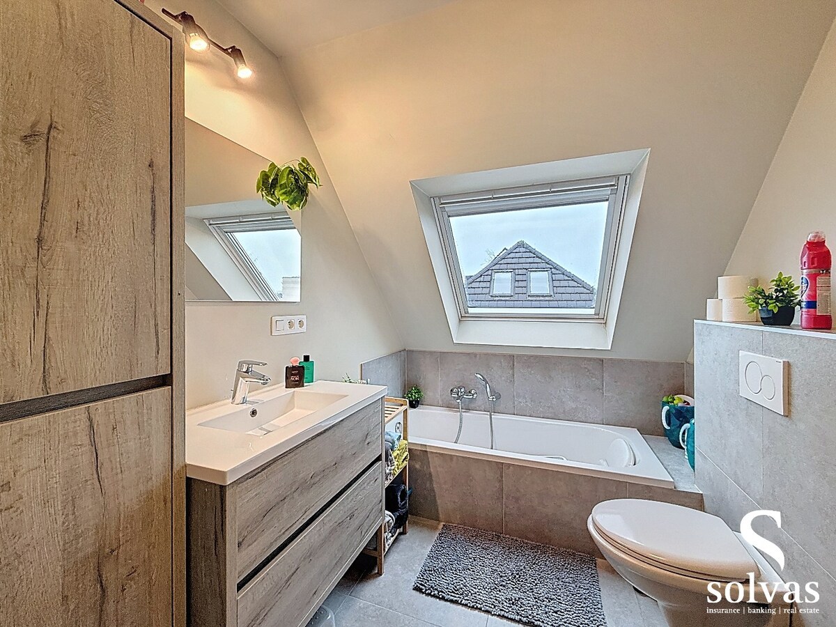 Instapklare, energiezuinige woning met zonnig terras in hartje Zomergem 