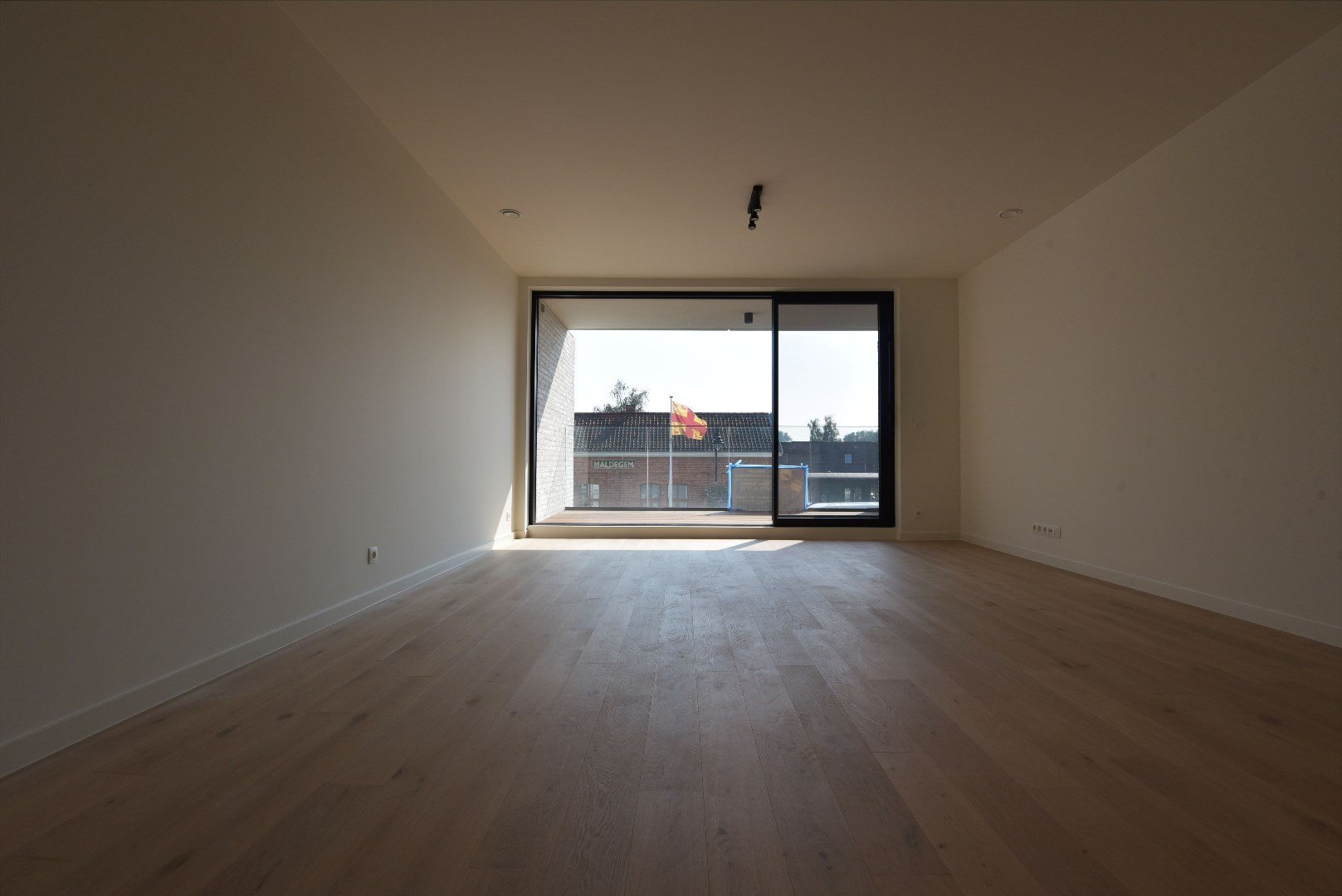 Nieuwbouwappartement met 2 slpks, autostaanplaats en terras te Maldegem centrum 