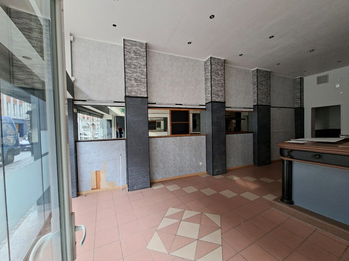 Rue des Maux, la rue des établissements du centre ville de Tournai 