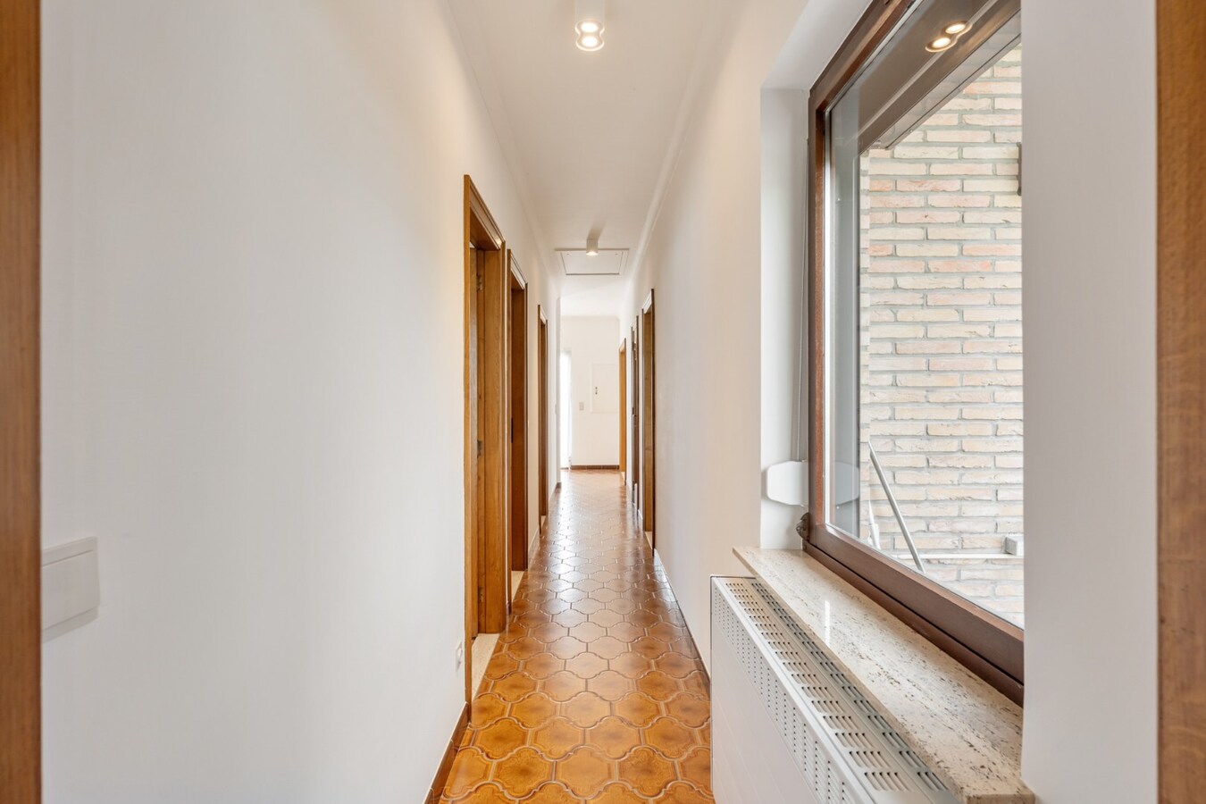 Zeer goed onderhouden gelijkvloerse gezinswoning op een riant perceel van 19a75ca op een rustige locatie te Schalkhoven, een deelgemeente van Hoeselt. 