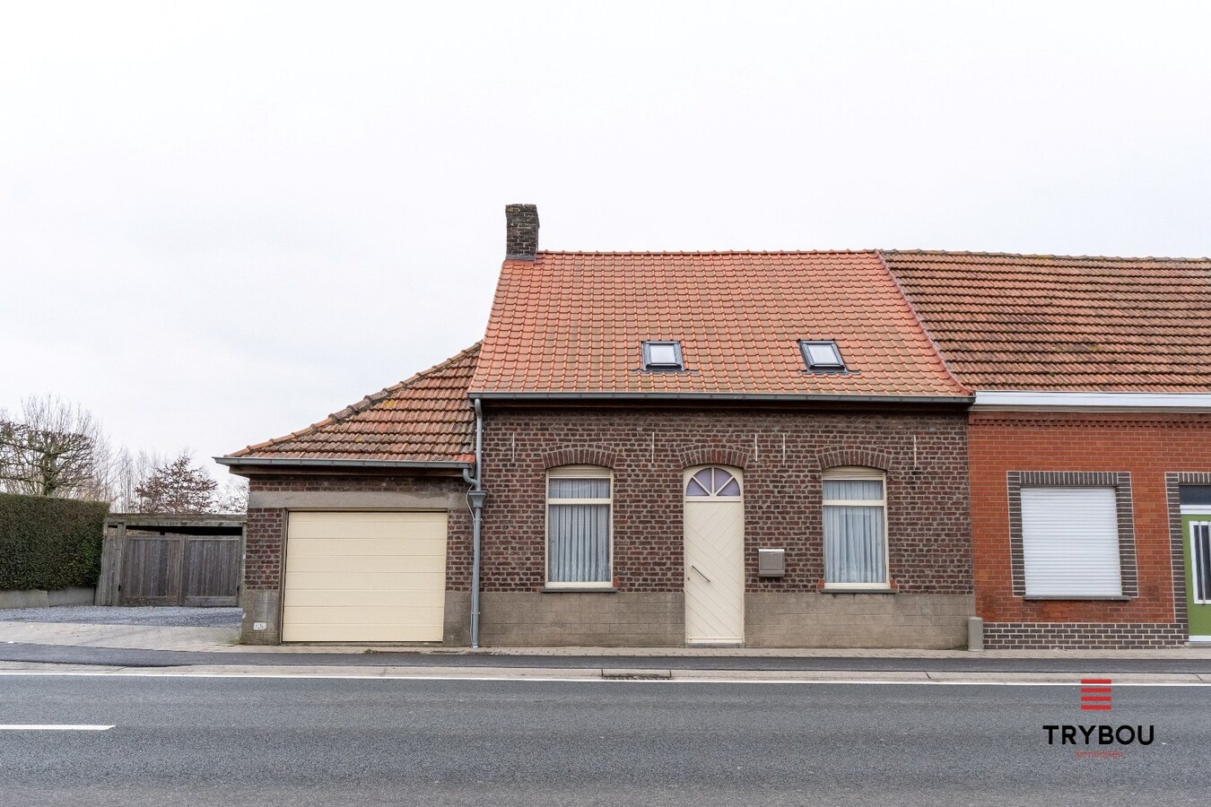 Kloeke woning met tuin, 2 garages en uitweg 