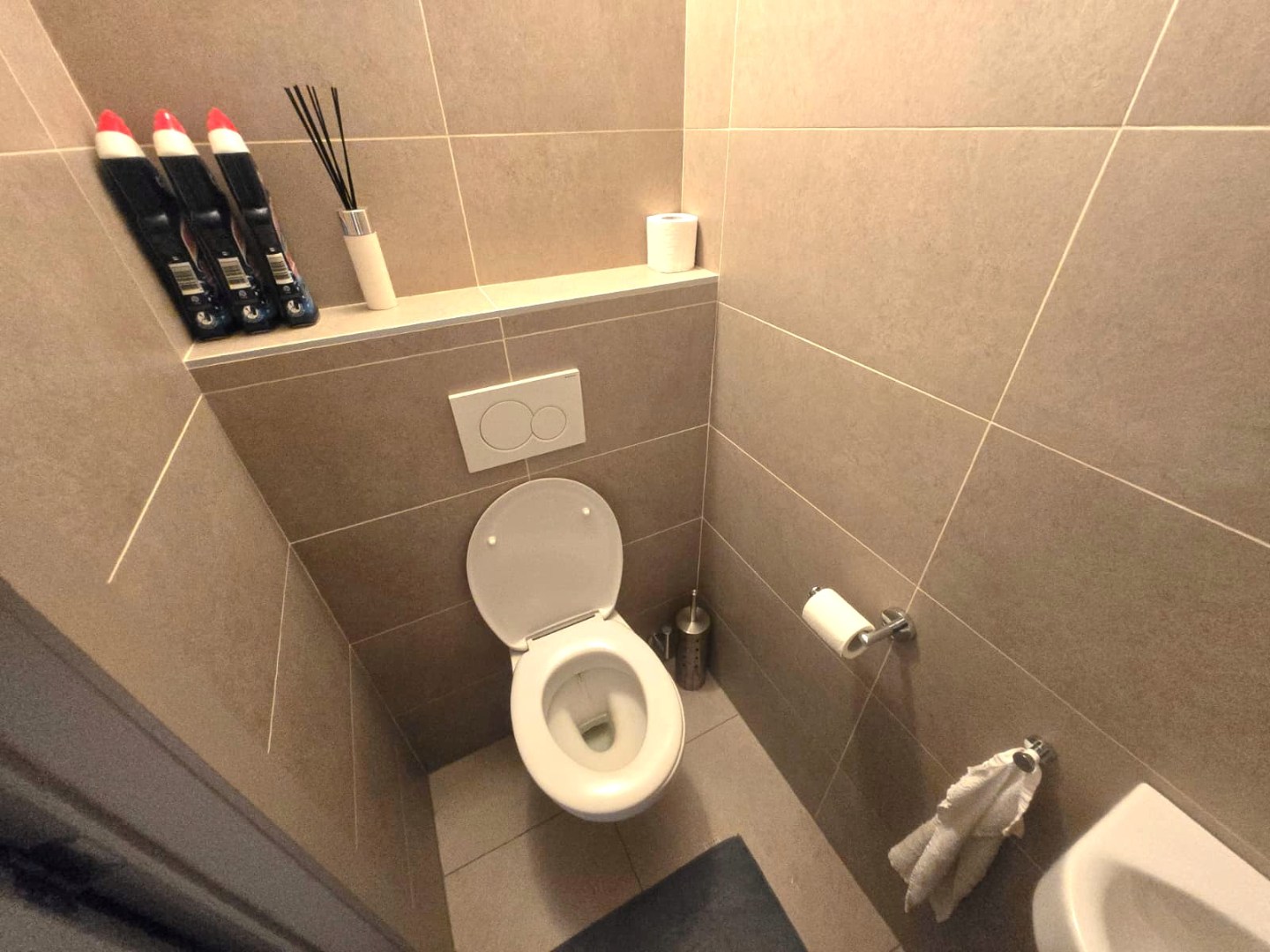 Ruim hoek appartement op de eerste verdieping in het dorp van Bachte-Maria-Leerne. 