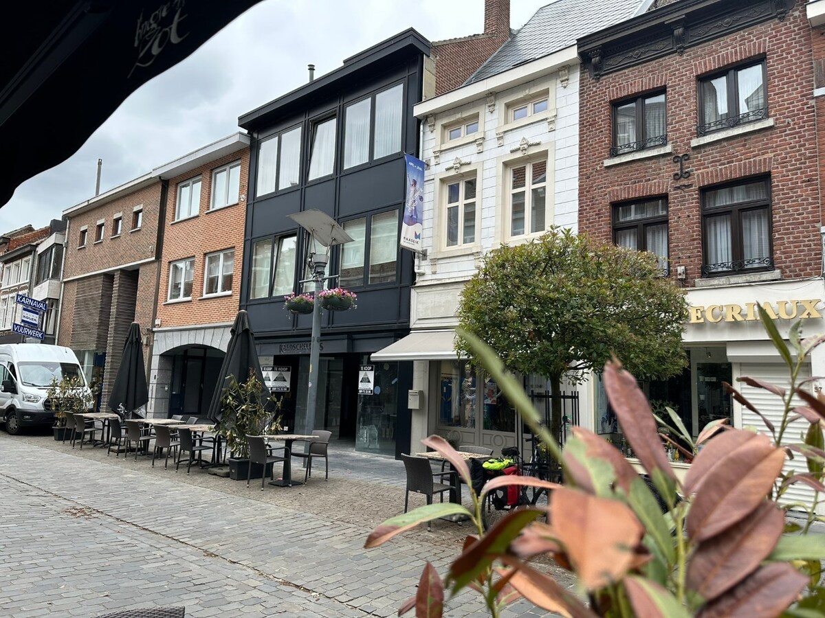 Handelsgelijkvloers, met mooie  etalage,  grote kelder 