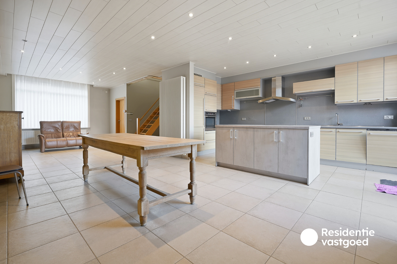 Veelzijdig eigendom met handelsruimte, ruime woning en bouwgrond in centrum Merkem! 