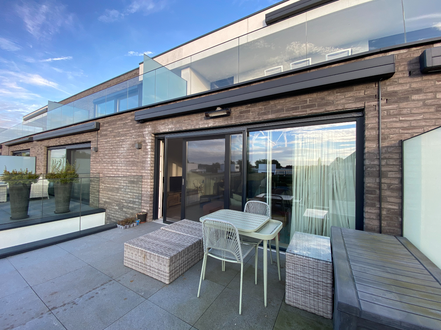 Instapklaar modern 2-slaapkamerappartement met garage in hartje Waregem! 