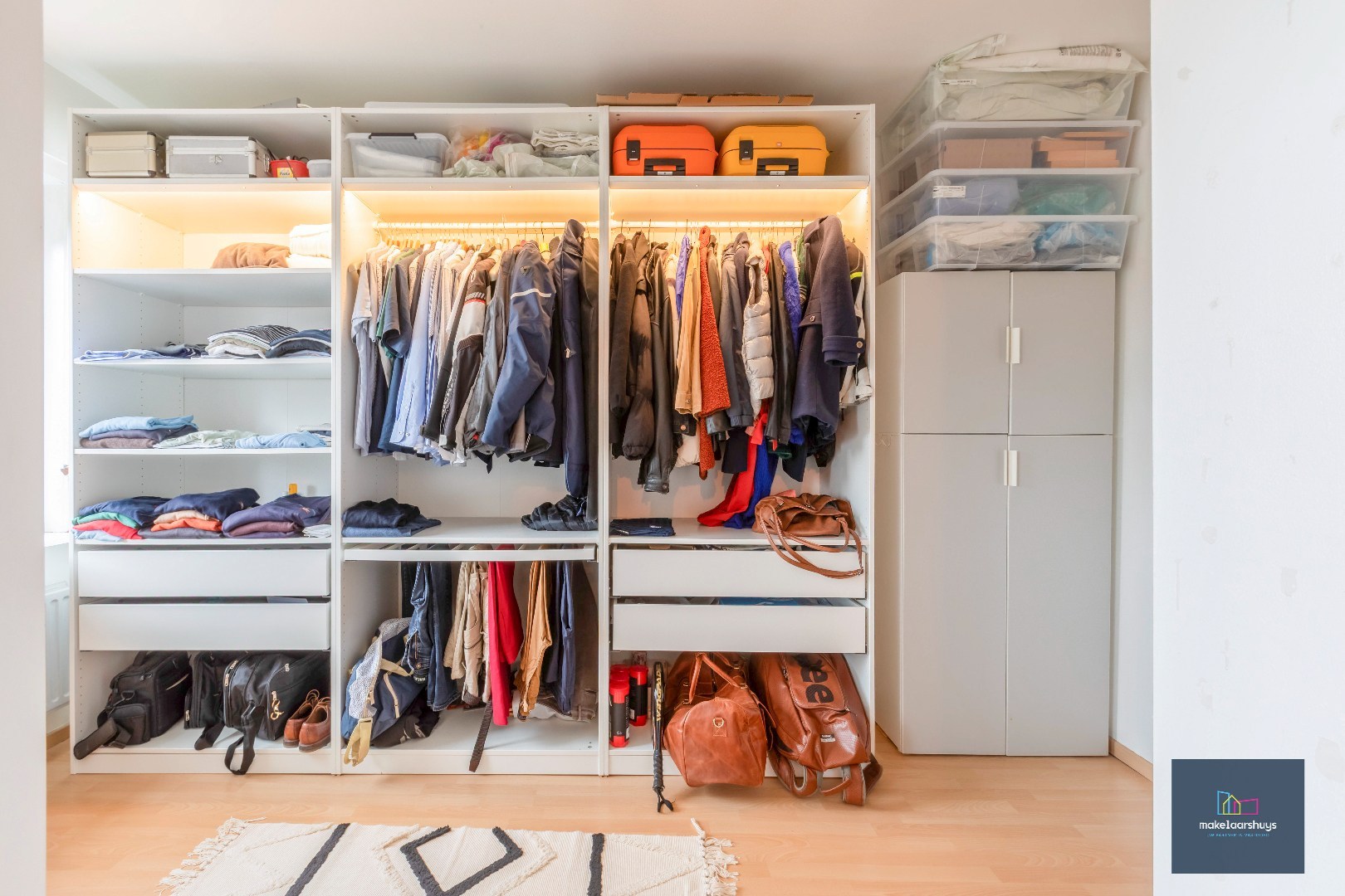 Heel ruime instapklare woning in rij  met zonneterras en 2 staanplaatsen 